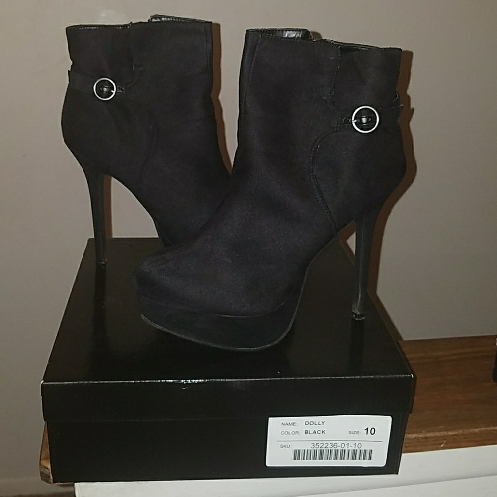 Suede Ankle Bootie (DOLLY)