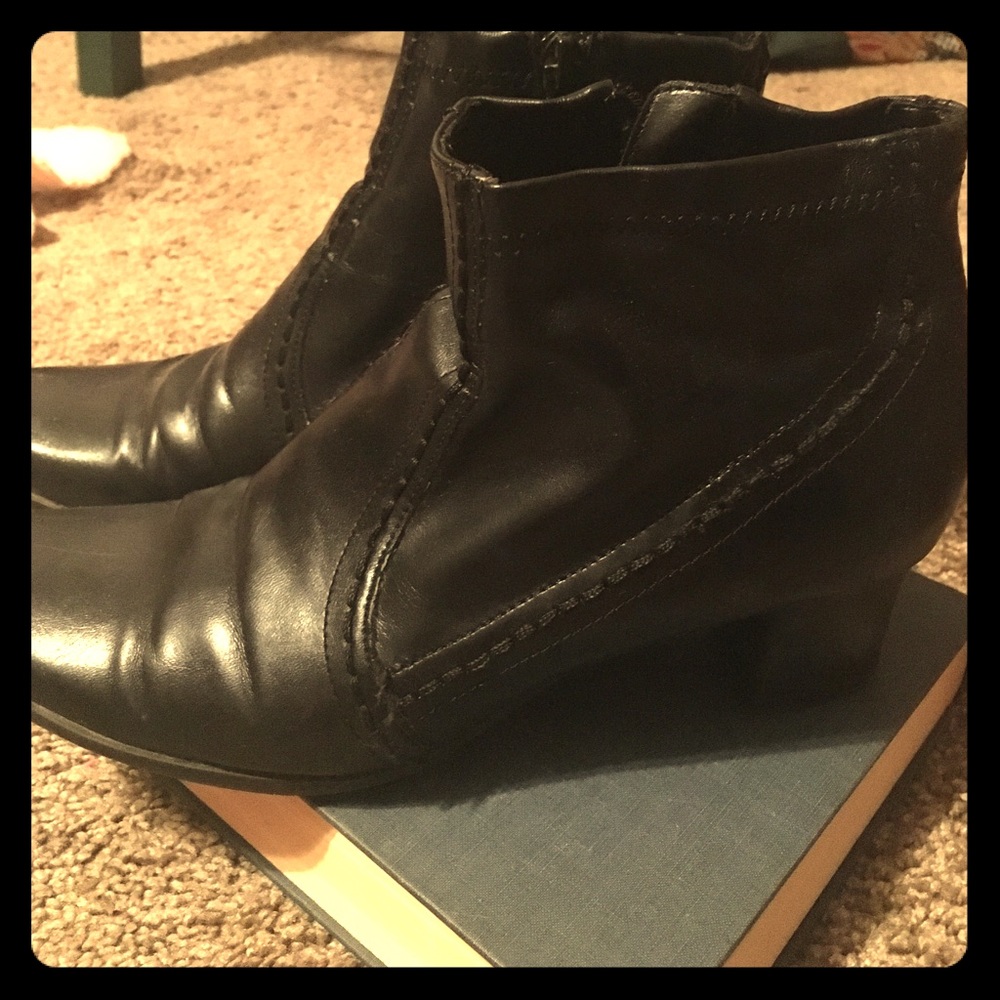 Black side zip up boots, size 6