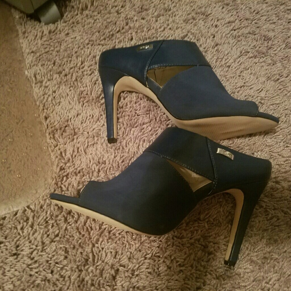 Calving Klein Navy Blue Heels