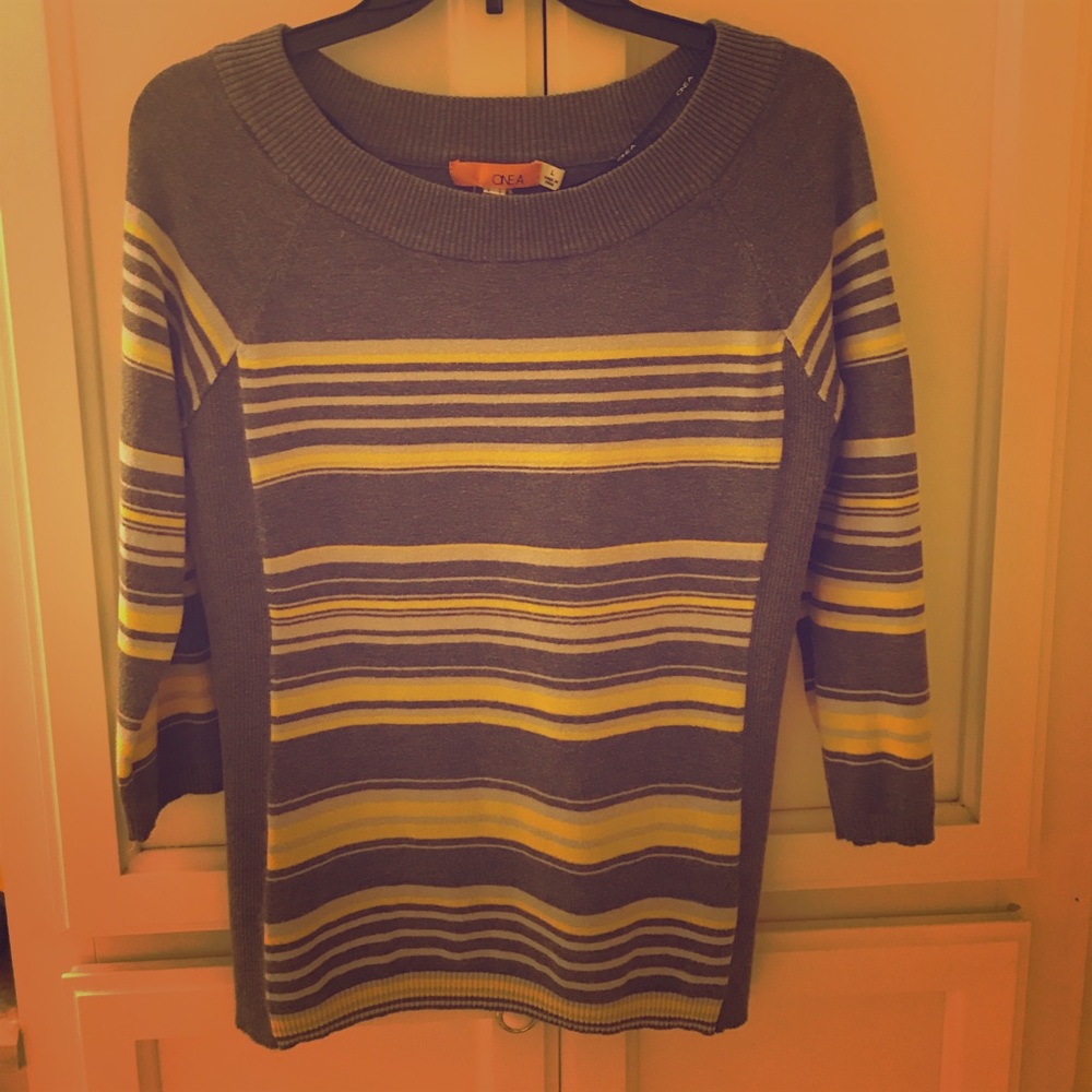 Lightweight 3/4 sleeve style sweater shirt
