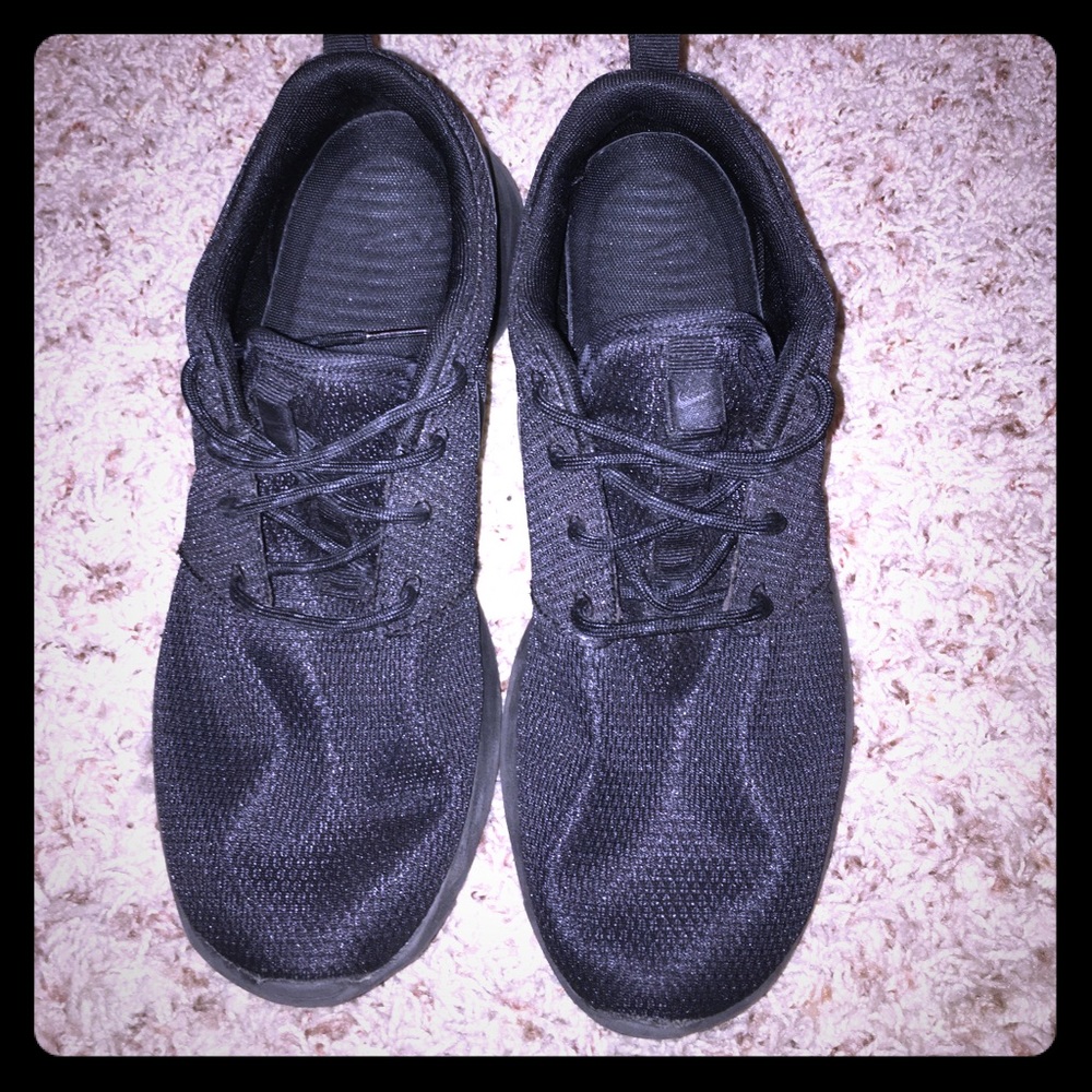 ALL black Roshe Runs