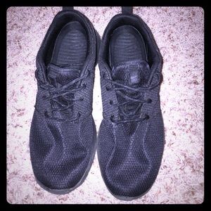 ALL black Roshe Runs