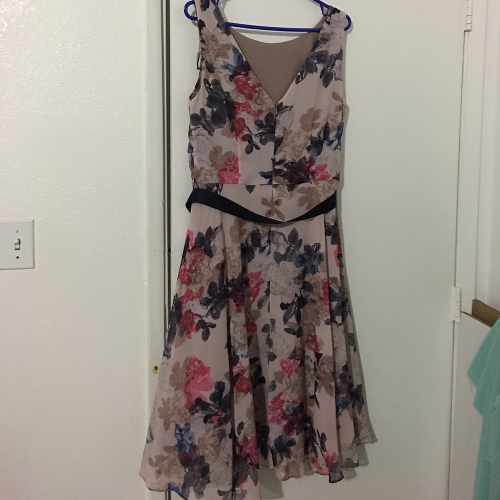 Dresses - Picture 2 of 4