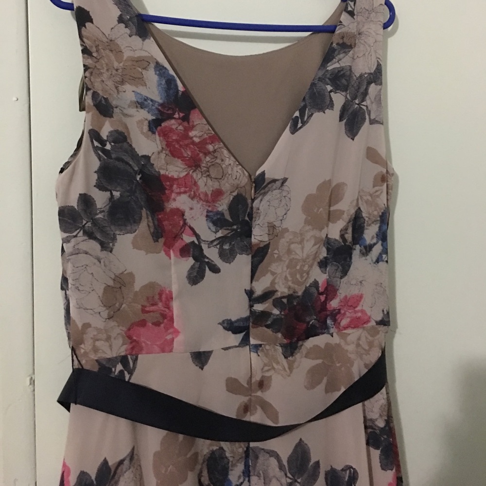Dresses - Picture 3 of 4