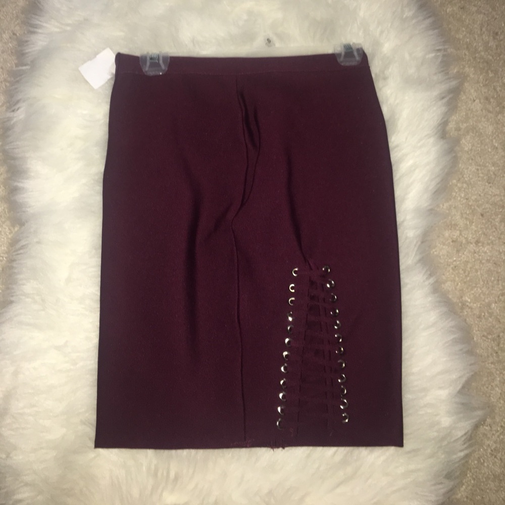 Maroon mid thigh skirt with lacing on side🔥