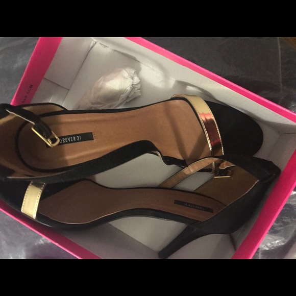 Black heels with a gold strap in the front - Picture 2 of 3