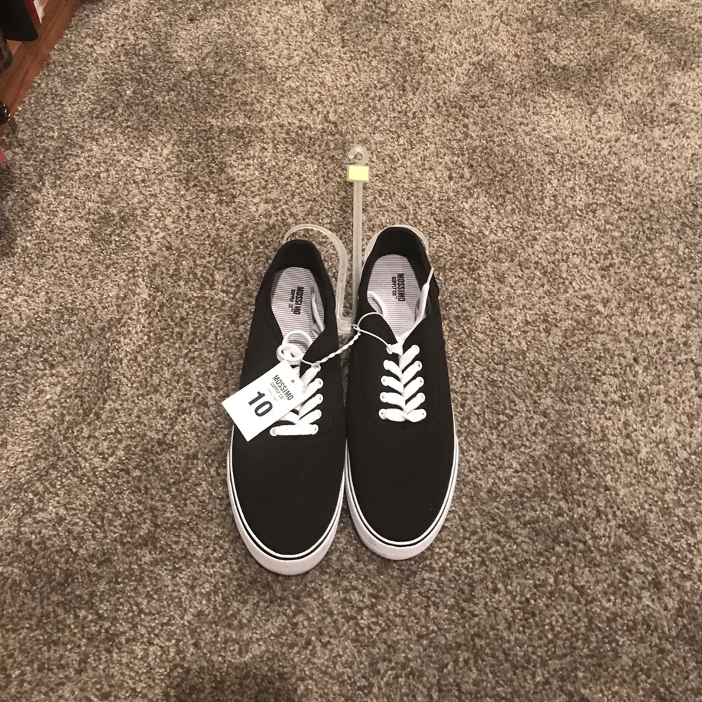 Black lace up tennis shoes