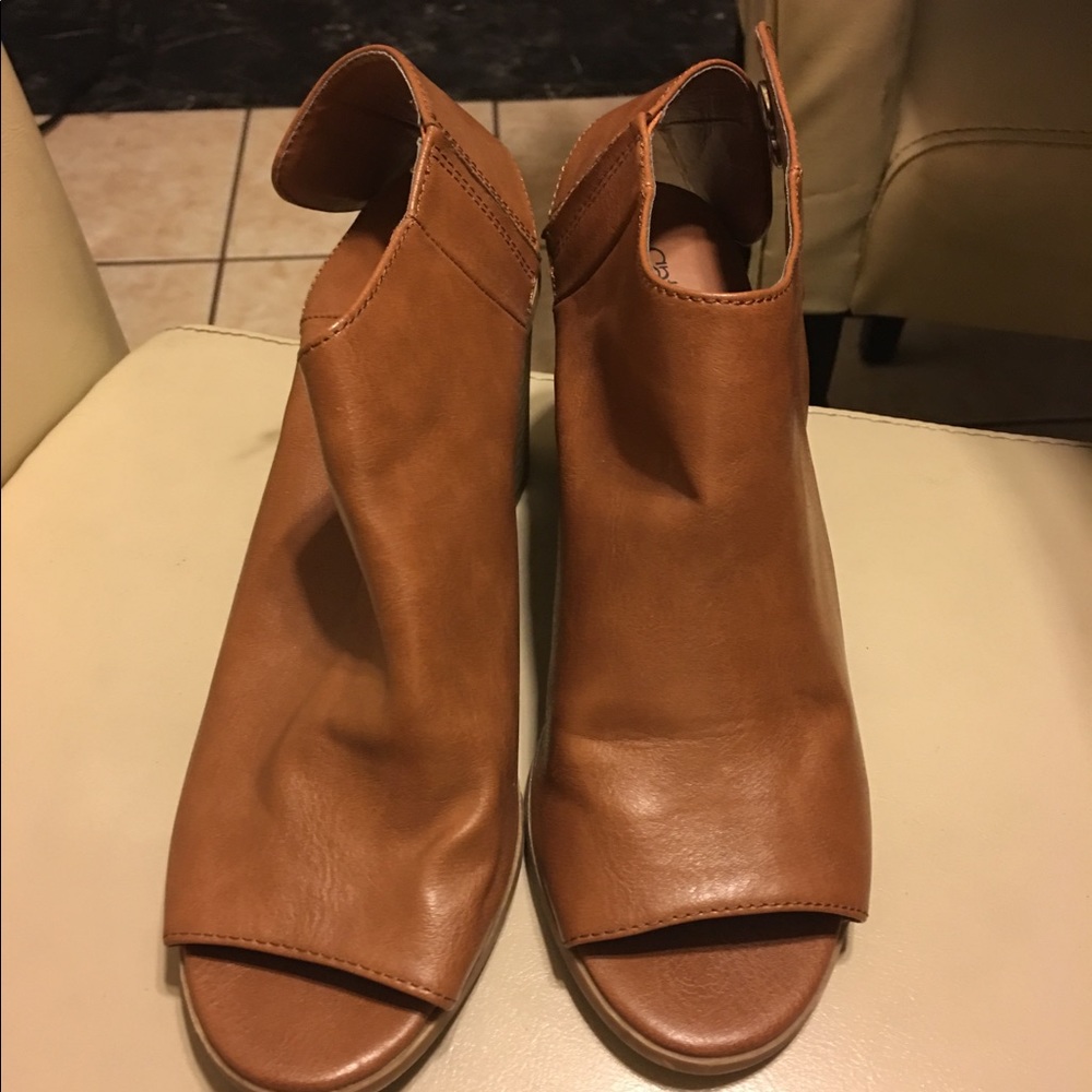 Open toe bootie, used once!!