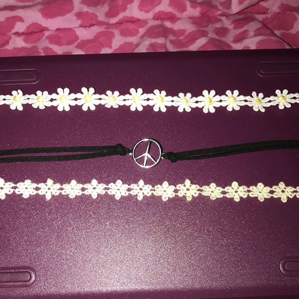 Tilly's choker set
