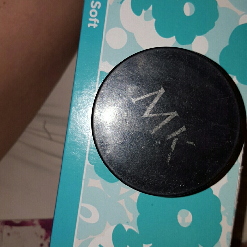 MaryKay Translucent Loose Powder - Picture 2 of 3