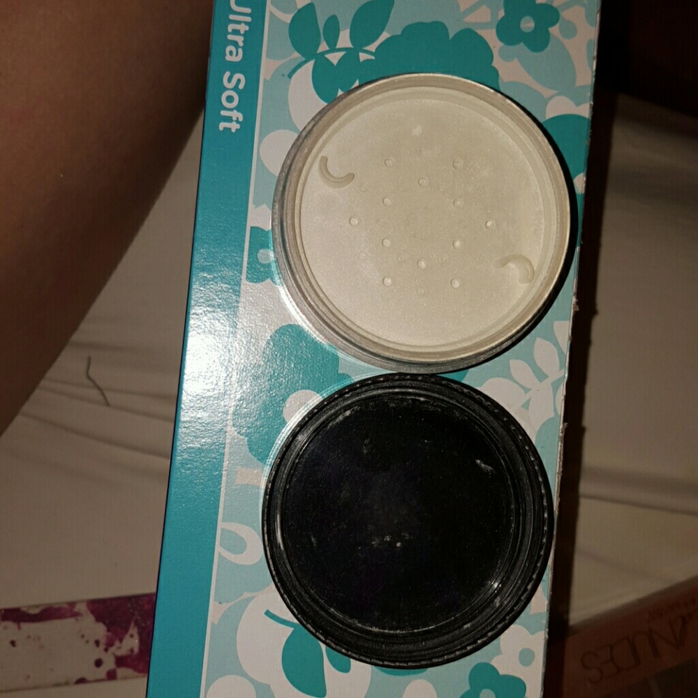 MaryKay Translucent Loose Powder - Picture 3 of 3
