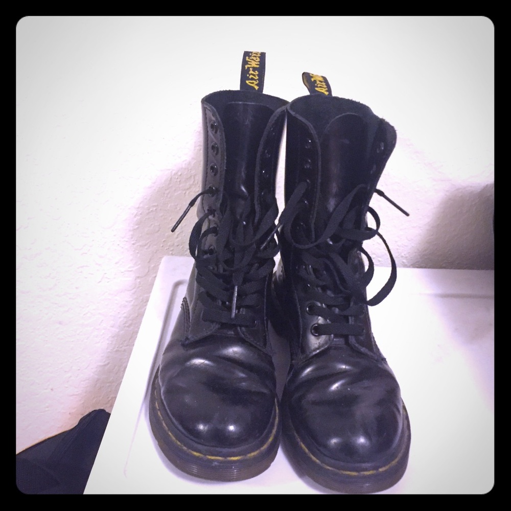 SIZE 6 DOC MARTENS BOOTS 💫