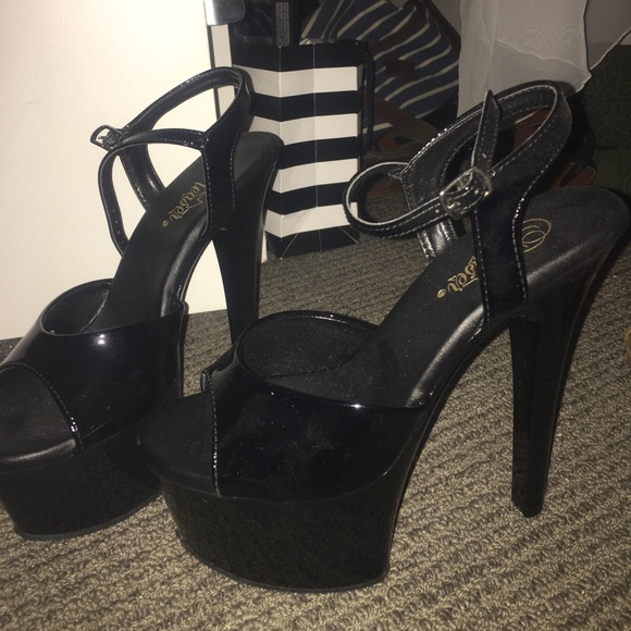 Black heels - Picture 2 of 4