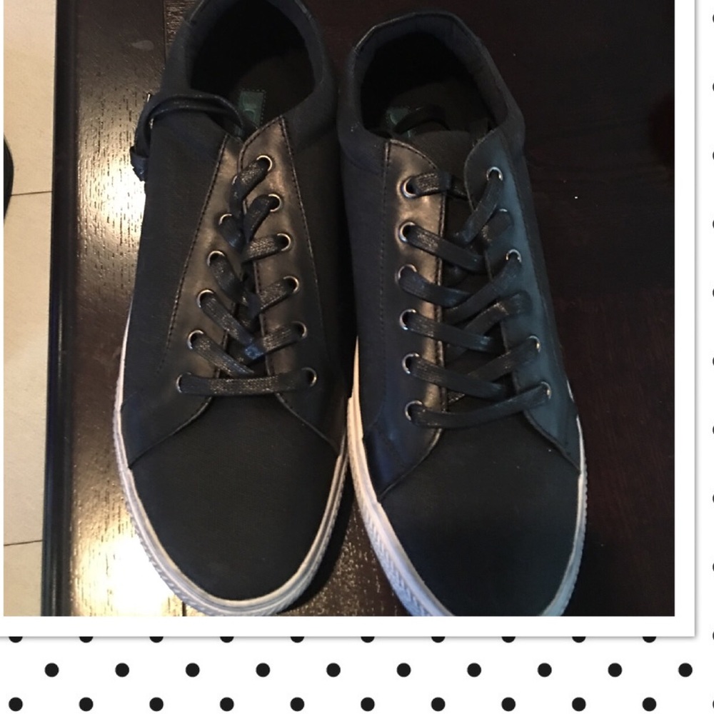 Men's brand new canvas sneakers