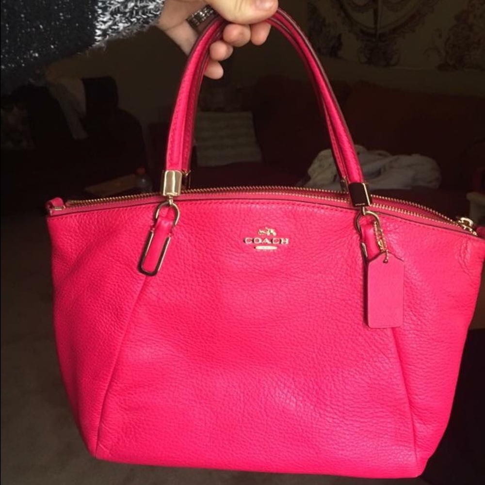 **Brand New w/ tags Fuchsia COACH purse 👛**