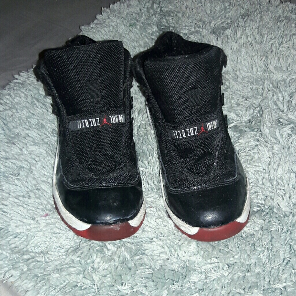 EUC Boy's Black /Red bottom Jordan's  (size 1Y)