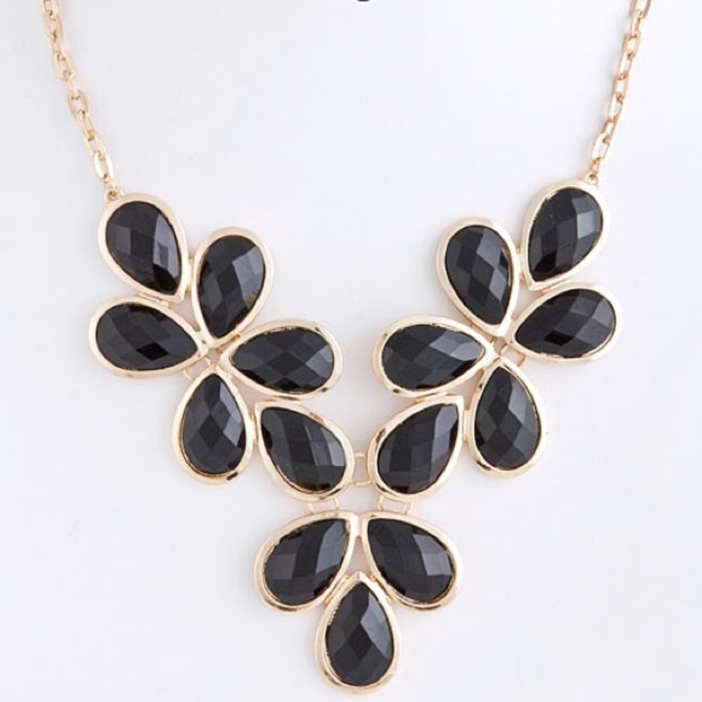 Black & Gold Necklace w/ Earrings❗️Only 3 Left❗️