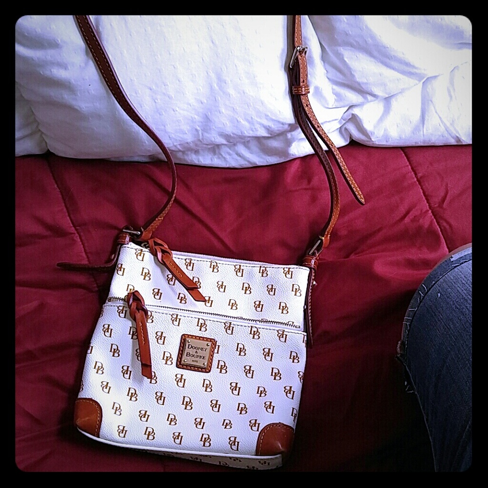 Dooney & Bourke cross over bag. - Picture 1 of 3