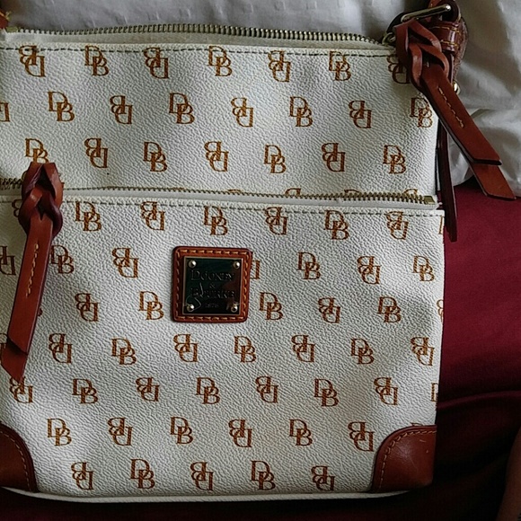 Dooney & Bourke cross over bag. - Picture 3 of 3