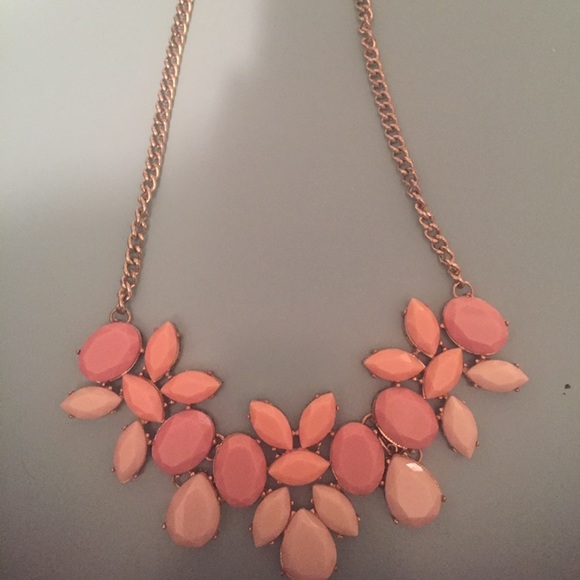 Jewelry - Super cute floral necklace!