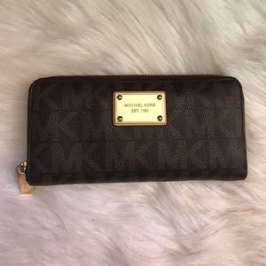 Michael Kors jet set signature wallet