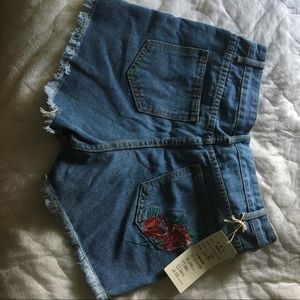 Jean shorts with rose embroidered