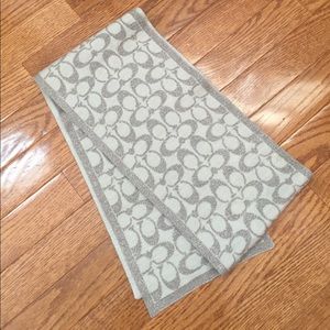 Women's COACH fashion scarf