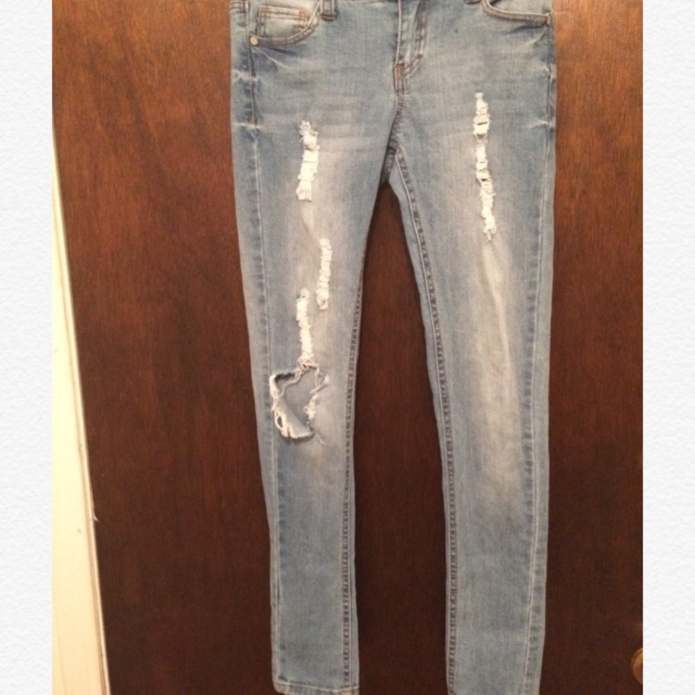 Light wash ankle cuff ripped jeans