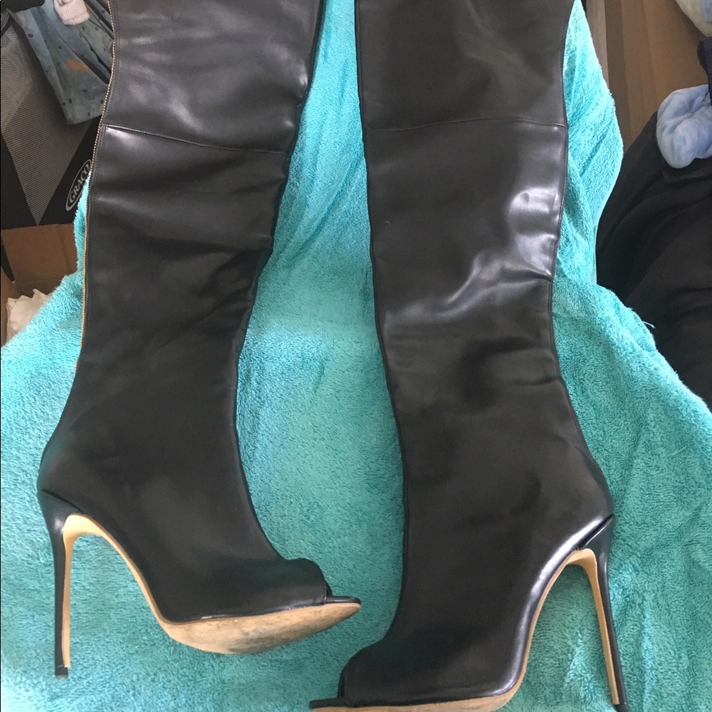 VERY SEXY!! THIGH High Boots! With gold trim zip