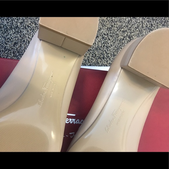 Salvatore Ferragamo Elea Bow Pump, Nero/Nude, 8.5B - Picture 7 of 8