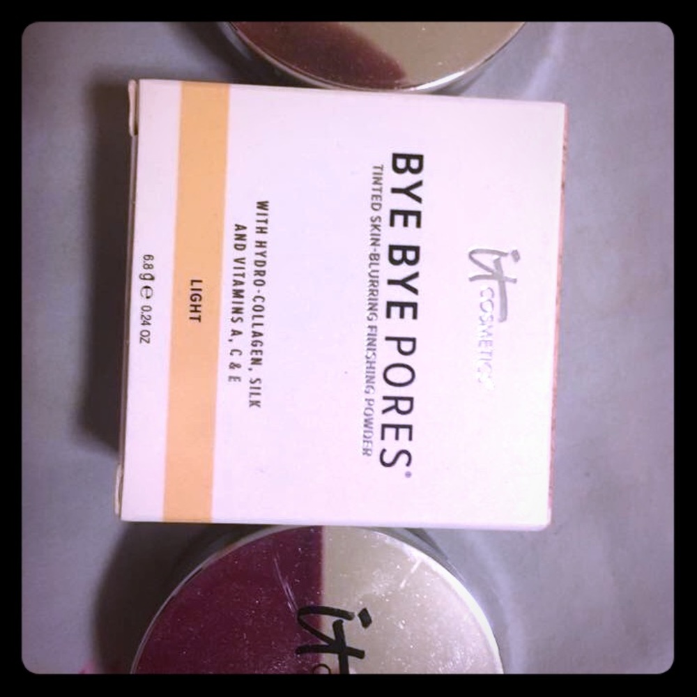 It cosmetics powdered foundation