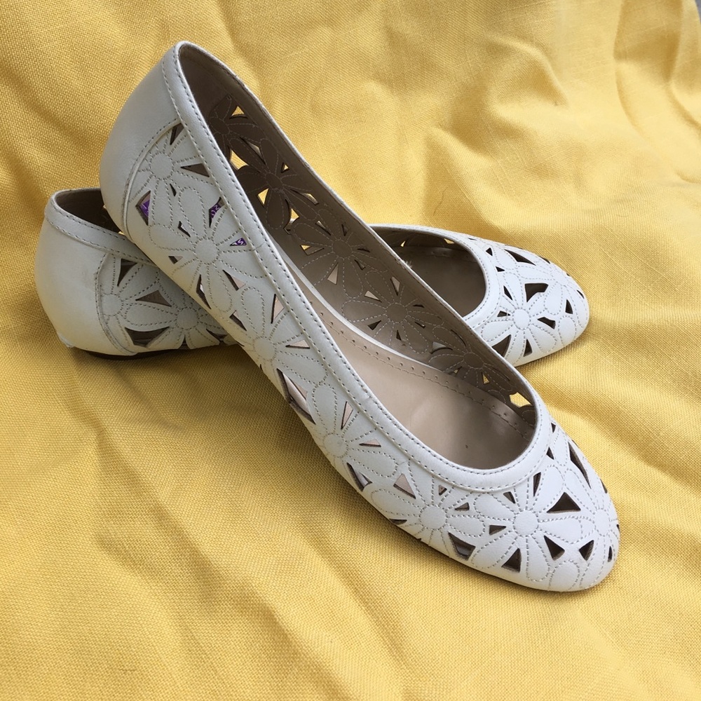 White flower flats