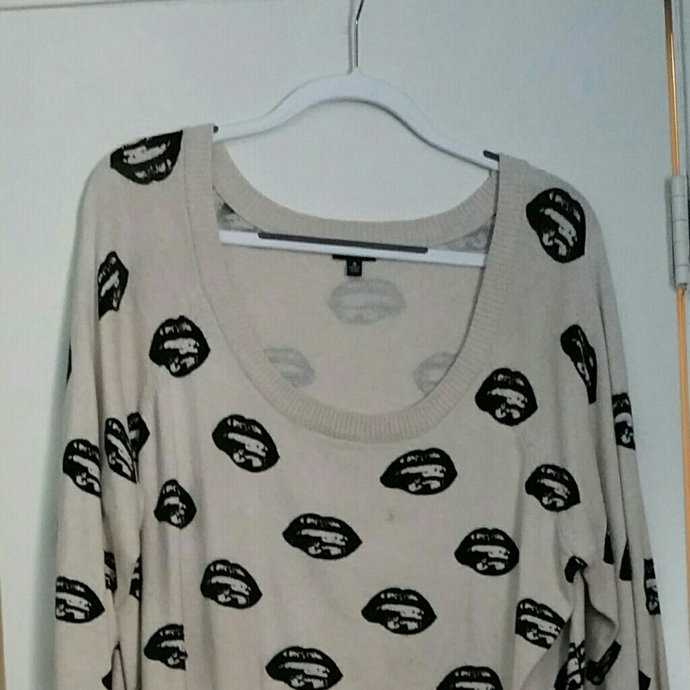 Women's long sleeve sweater with 💋 imprints