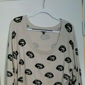 Women's long sleeve sweater with 💋 imprints