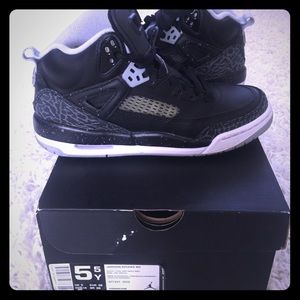 Boys air Jordan spizike size 5.5