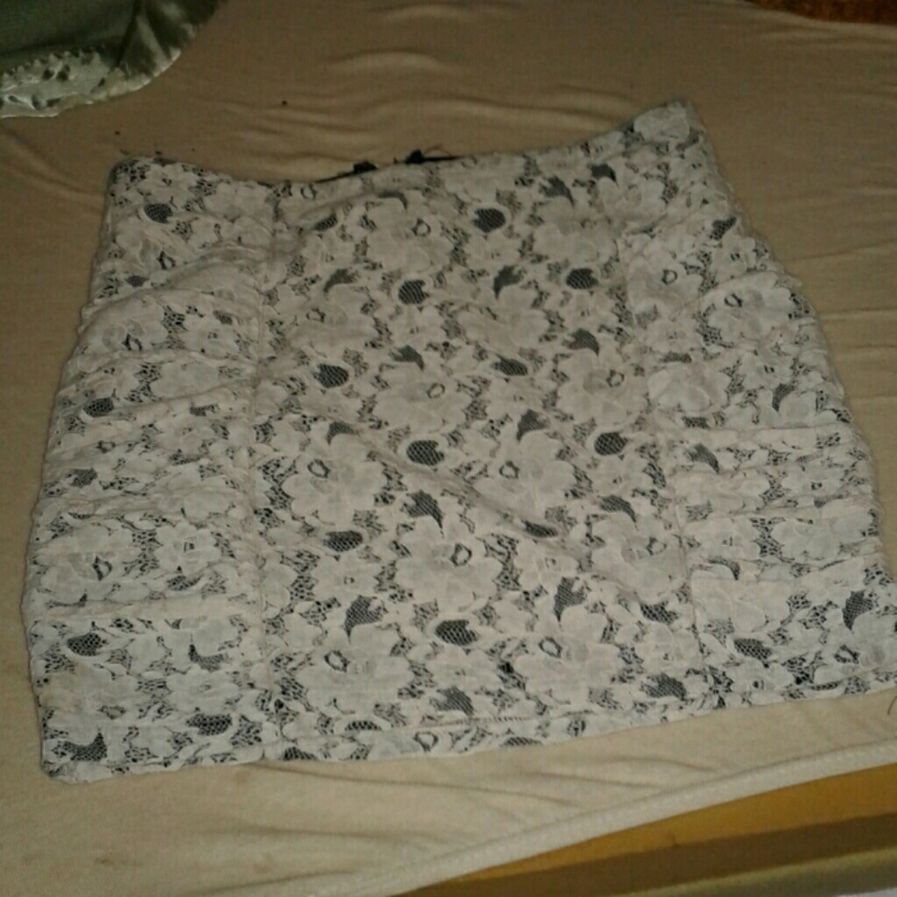 Forever 21 Lace skirt