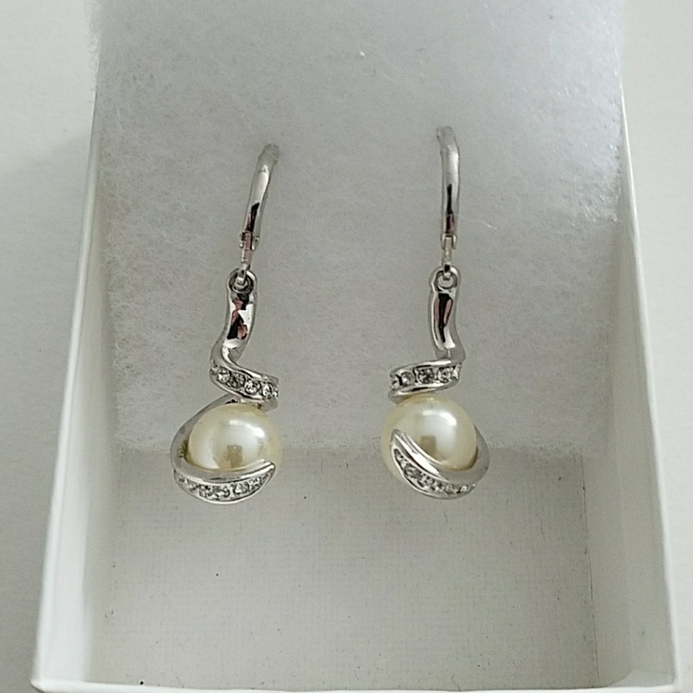 Earrings in silver tone eith pearls and CZs