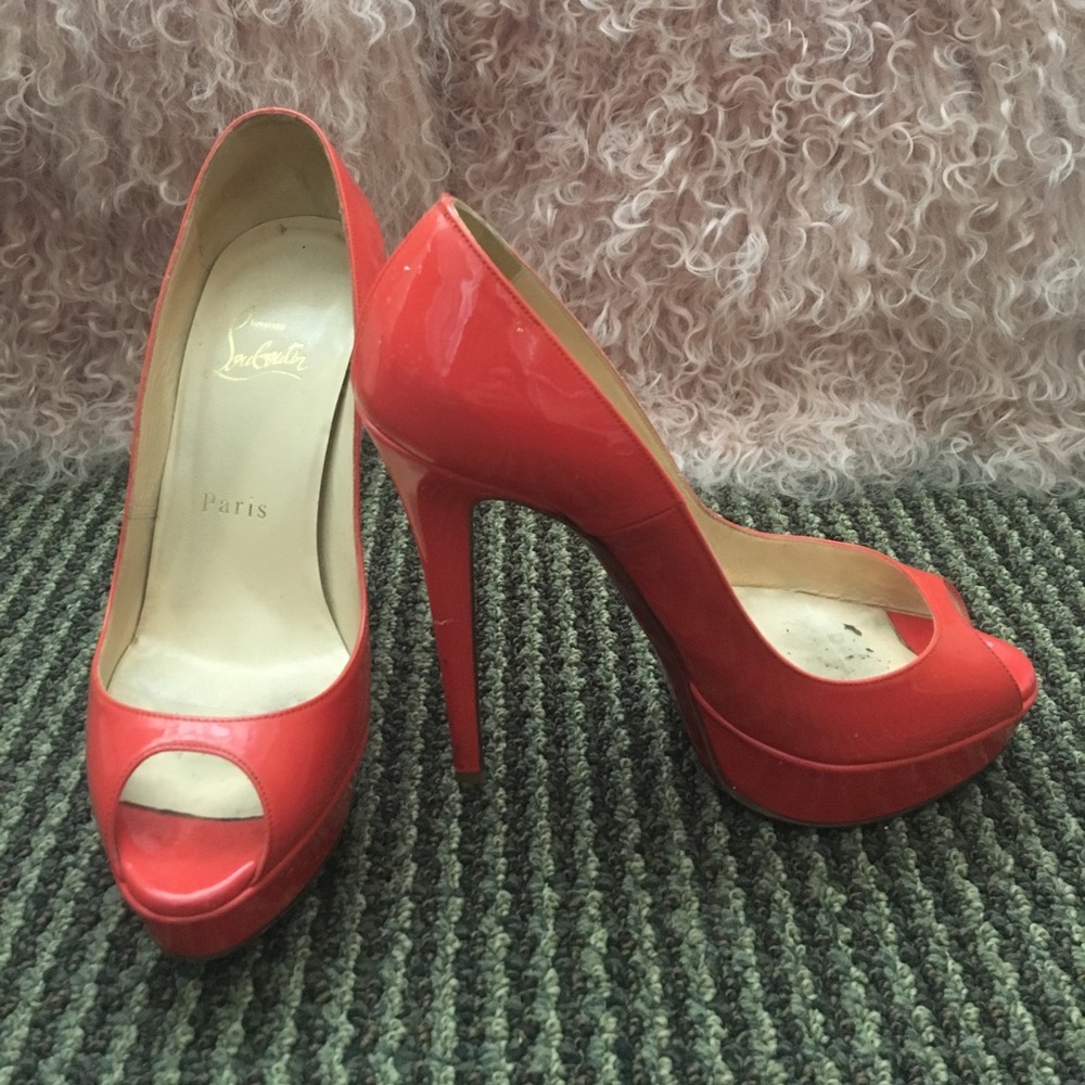 ! Red authentic louboutins