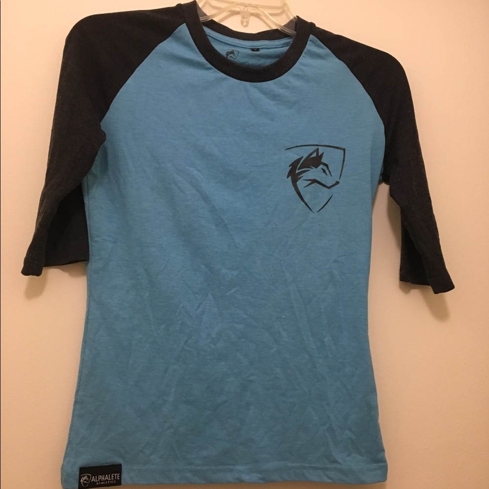Quarter sleeve athletic top