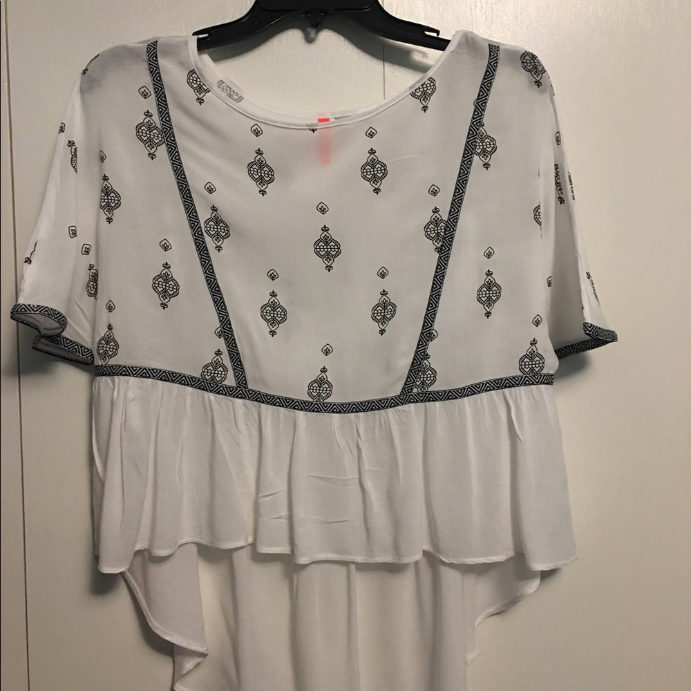WORN ONCE! White/Black Crop Top