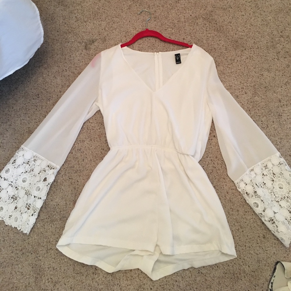 Windsor white roomer with bell laced sleeves