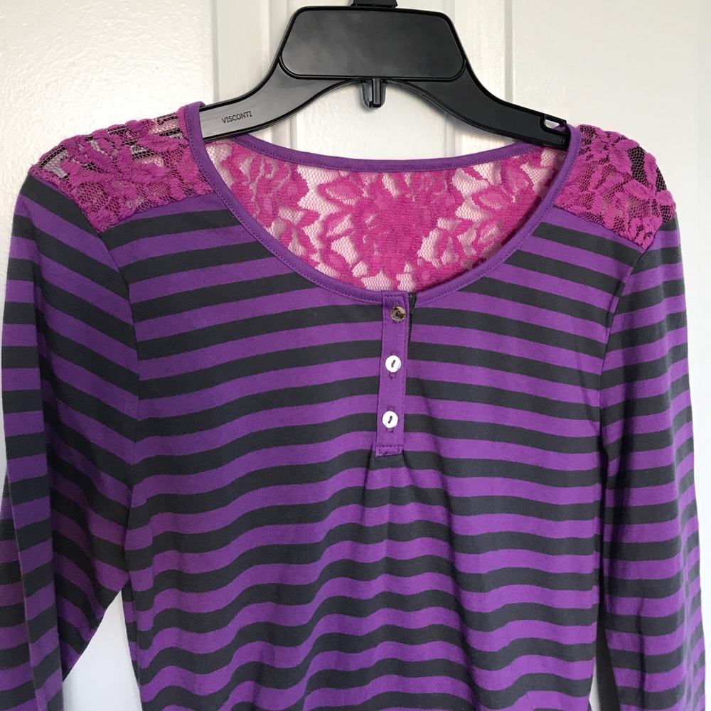 Derek heart Henley style top with lace