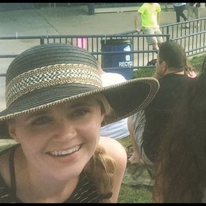 Meet your Posher, Caitlin