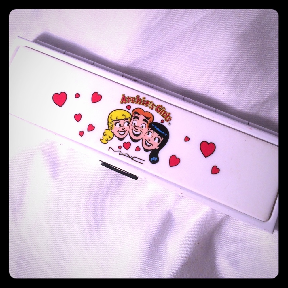 Archie's Girls mac eyeshadow palette