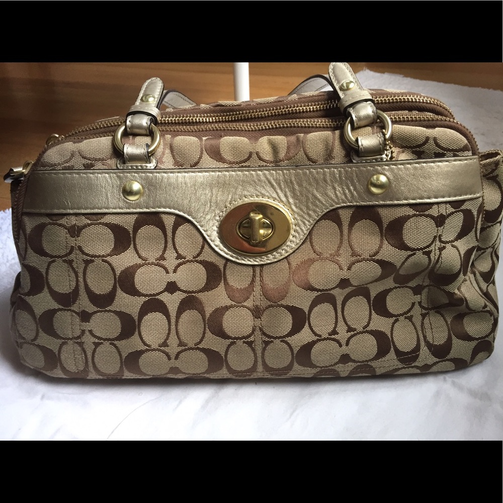 COACH Purse! Many pockets. Gold design!
