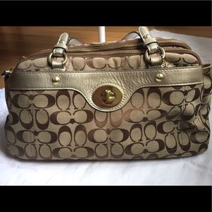 COACH Purse! Many pockets. Gold design!