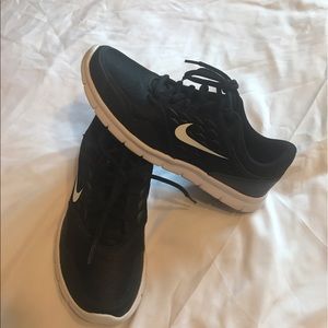 Black and White Nike Sneakers size 6.5