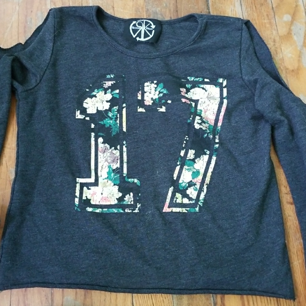 Open shoulder crop top shirt