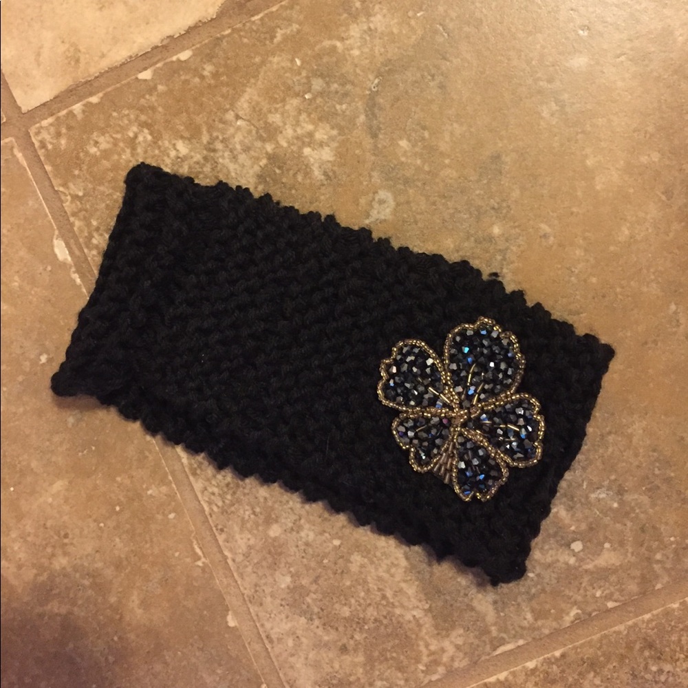 Knitted headband with a flower design