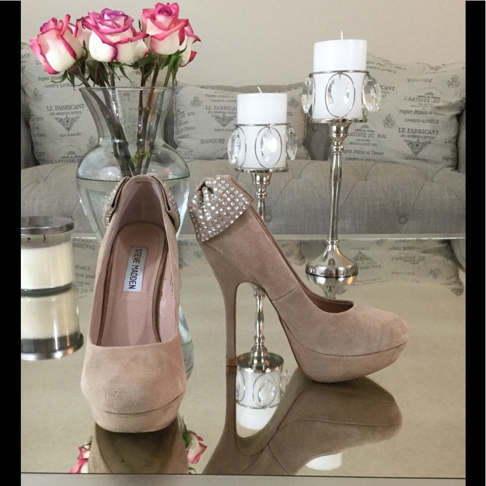 Pump heels with cute crystal bow detail